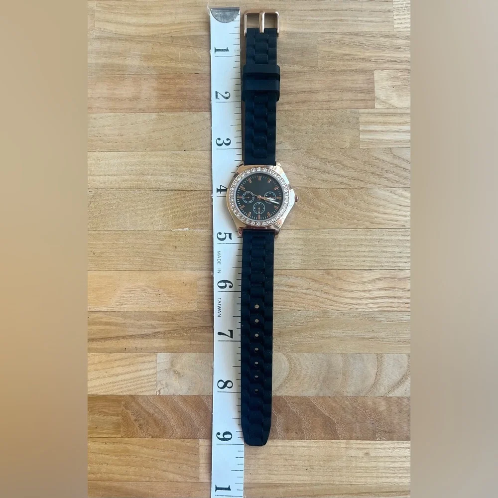 Claire’s ladies rose gold tone and black fashion watch NEW BATTERY